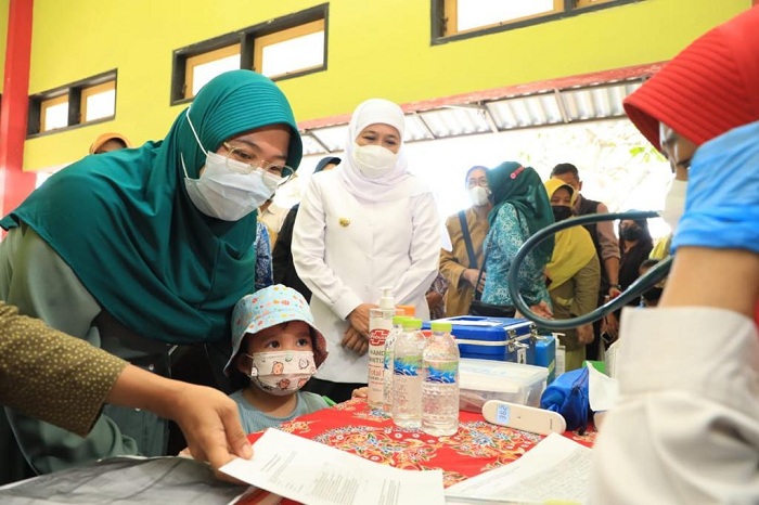 SAYANG: Gubernur Khofifah menyaksikan pelaksanaan Sub PIN Polio di Jatim. Sebanyak 4.700.636 anak Jawa Timur sudah menerima imunisasi polio. (IST)