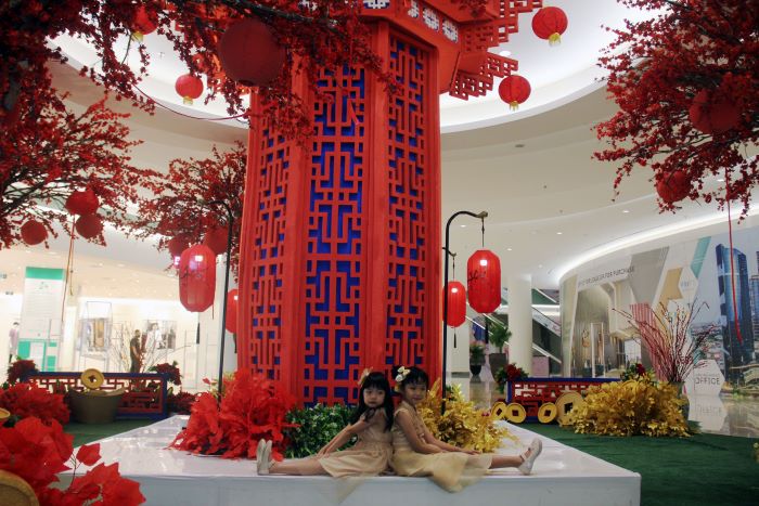 CANTIK: Dua anak berpose dengan latar belakang dekorasi Imlek dengan tema perpaduan Asia dan Eropa di Ciputra World Surabaya, Senin (5/2). (ANDY S/RADAR SURABAYA)