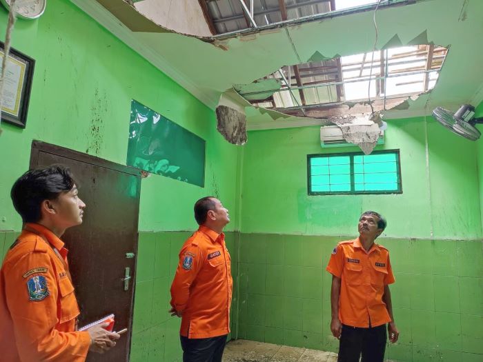 RUSAK: Senin (5/2), Tim BPBD Jatim mengunjungi salah satu bangunan terdampak angin kencang yang melanda sejumlah wilayah di Kecamatan Prambon, Sidoarjo. (MUS PURMADANI/RADAR SURABAYA)