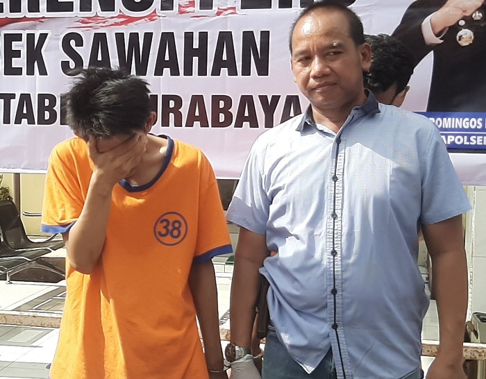 DIAMANKAN: M Muslimin hanya bisa menunduk ketika diamankan jajaran Polsek Sawahan karena mencuri motor. (MAHRUS/RADAR SURABAYA)