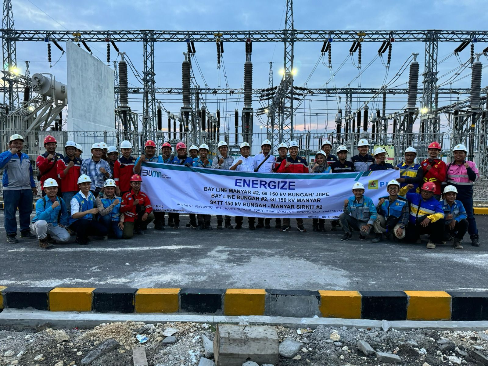 ENERGIZE: PLN UIP JBTB usai berhasil melakukan energize sebagai bentuk dukungan terhadap infrastruktur kelistrikan di kawasan industri JIIPE Gresik, Senin (5/2).