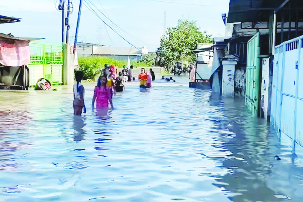 PARAH: Genangan air di salah satu permukiman di kawasan Benowo, Surabaya.