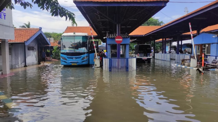 SUSAH SURUT: Terminal Purabaya di Bungurasih, Sidoarjo, banjir air akibat hujan dengan intensitas tinggi sejak Senin (5/2) hingga Selasa (6/2). (RADAR SIDOARJO)