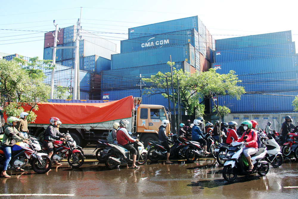 TERJEBAK MACET: Puluhan kendaraan terjebak kemacetan akibat genangan air di Jalan Tambak Osowilangun, Rabu (7/2).
