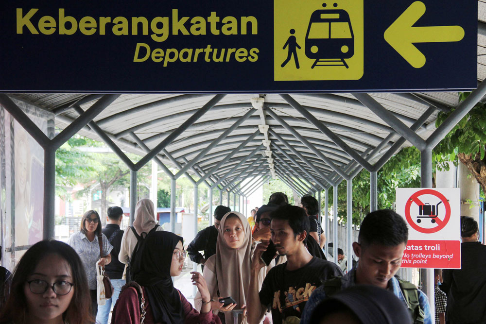 RAMAI: Calon penumpang memadati Stasiun Surabaya Gubeng mendekati long weekend.