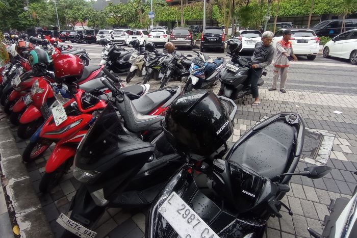 SABAR: Sistem pembayaran parkir nontunai terus digencarkan Pemkot Surabaya (SURYANTO/RADAR SURABAYA)