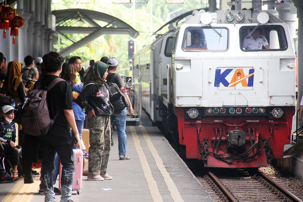 LIBURAN: Penumpang membeludak menunggu kedatangan kereta di Stasiun Gubeng Surabaya, Kamis (8/2) siang.