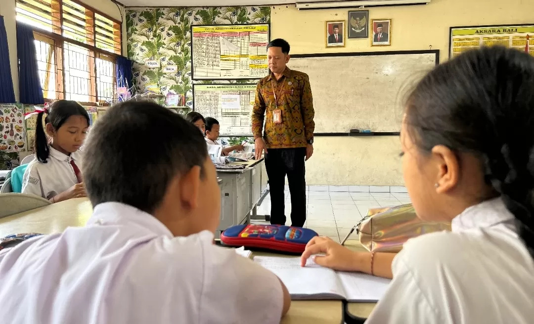 Suasana belajar di salah satu sekolah dasar di Surabaya.