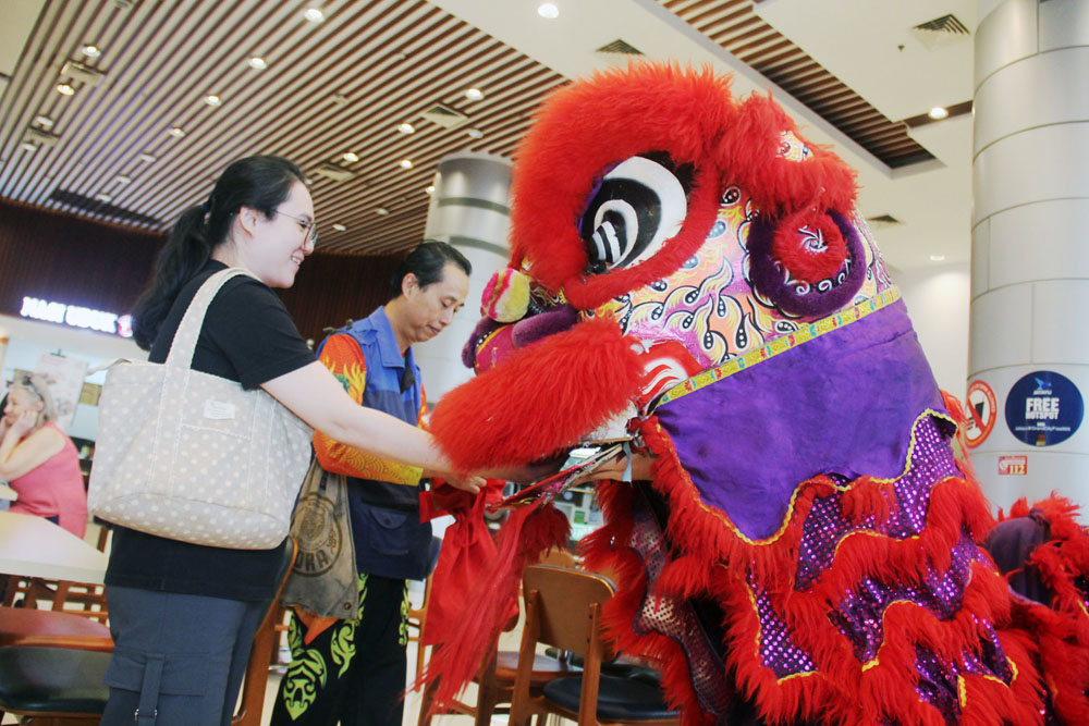 SAPA PENGUNJUNG: Pertunjukan seni Barongsai menghibur para pengunjung Grand City Mal Surabaya, Kamis (8/2).
