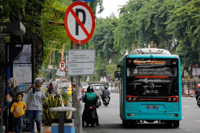 KEREN: Bus listrik mengaspal di sejumlah jalur utama Kota Surabaya sebagai angkutan massal. (SURYANTO/RADAR SURABAYA)