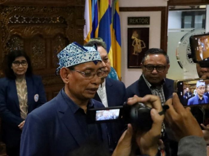 DEMOKRASI: Rektor Unair Prof Dr Mohammad Nasih menyebut bahwa mahasiswa Unair akan ditugasi memantau TPS dalam pemungutan suara nanti. (RAHMAT S/RADAR SURABAYA)