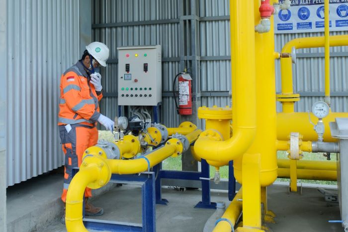 KREATIF: Karyawan mengontrol pipa penyalur CNG di stasiun pengisian CNG di Pabrik Rembang, Jawa Tengah. (IST)