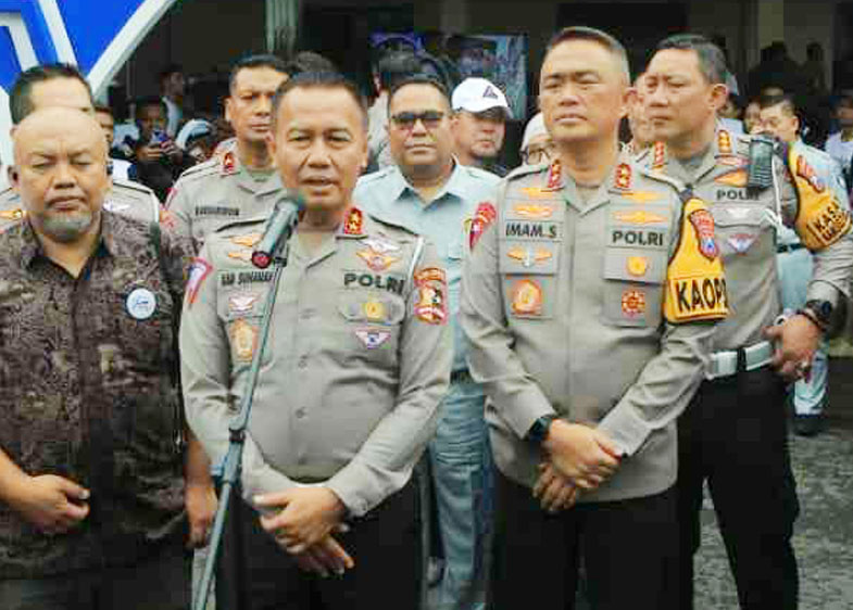 Kakorlantas Polri Irjen Pol Aan Suhanan didampingi Kapolda Jatim Irjen Pol Imam Sugianto.