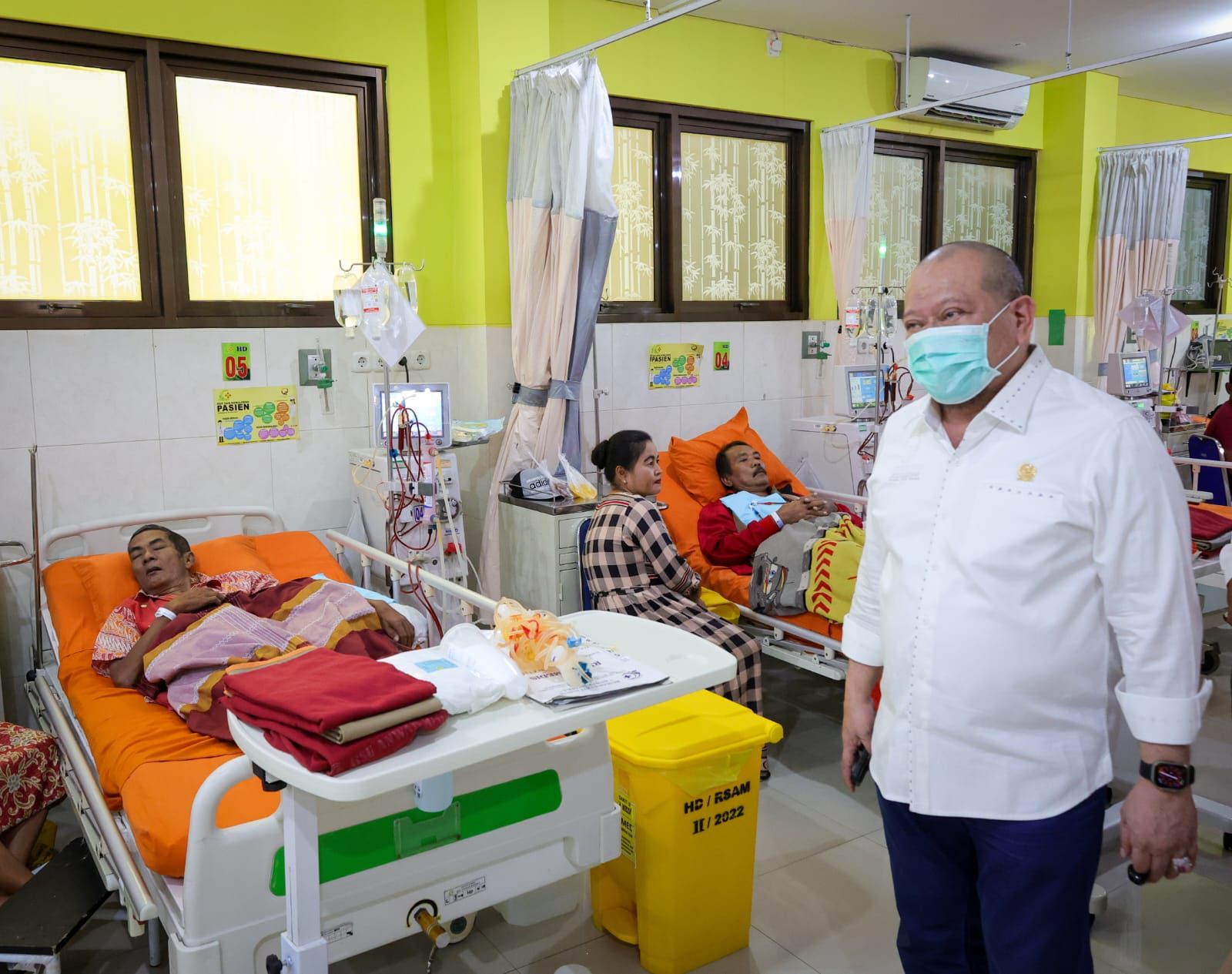 Ketua DPD RI LaNyalla Mahmud Matalitti saat meninjau ruang perawatan pasien di RSU Anwar Medika, Krian, Sidoarjo.
