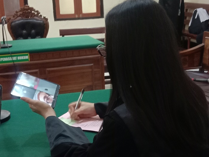 DAKWAAN: Jaksa Estik Dilla Rahmawati membacakan dakwaan kepada Angga Hermanto. (FAJAR Y/RADAR SURABAYA)