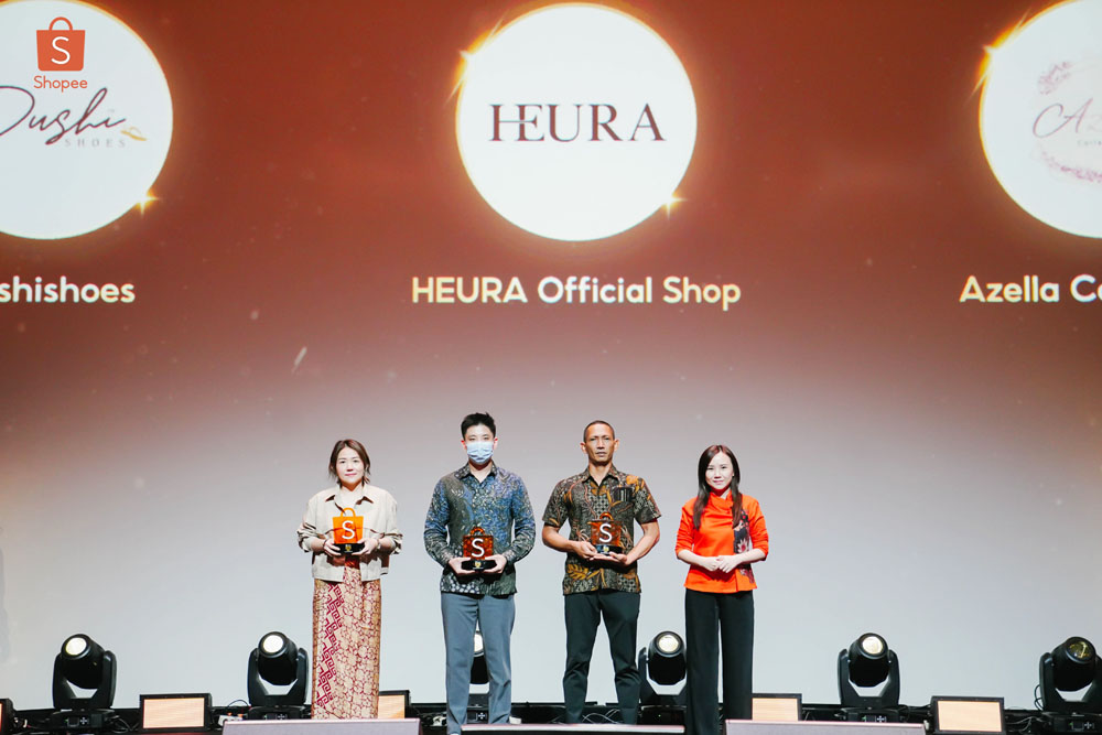 Ketiga UMKM penerima penghargaan dalam Shopee Super Awards 2023, Ki-Ka: Dushishoes, Heura Official Shop dan Azella Collections bersama Direktur Eksekutif Shopee Indonesia, Christin Djuarto.