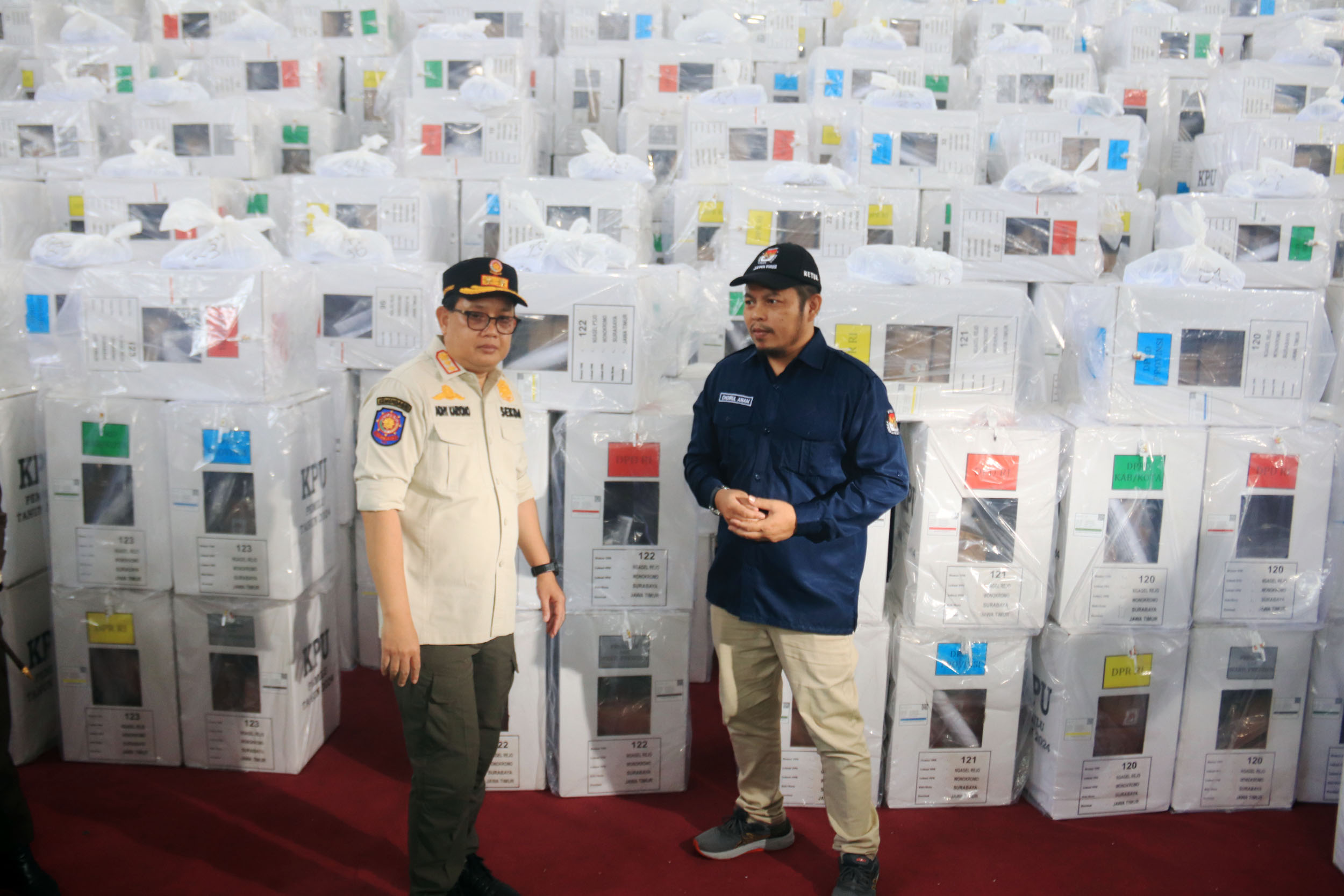 CEK: Plh Gubernur Jatim Adhy Karyono bersama ketua KPU Jatim Choirul Anam meninjau tempat penyimpanan logistik Pemilu 2024 di GOR Pancasila Surabaya, Selasa (13/2). (ANDY S/RADAR SURABAYA)