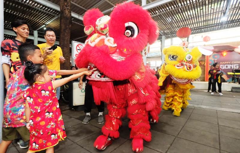 SAMBUT IMLEK: Untuk menyambut Imlek 2024, Citraland Surabaya gelar pertunjukan barongsai dan lampion di G-Walk dan Fresh Market.
