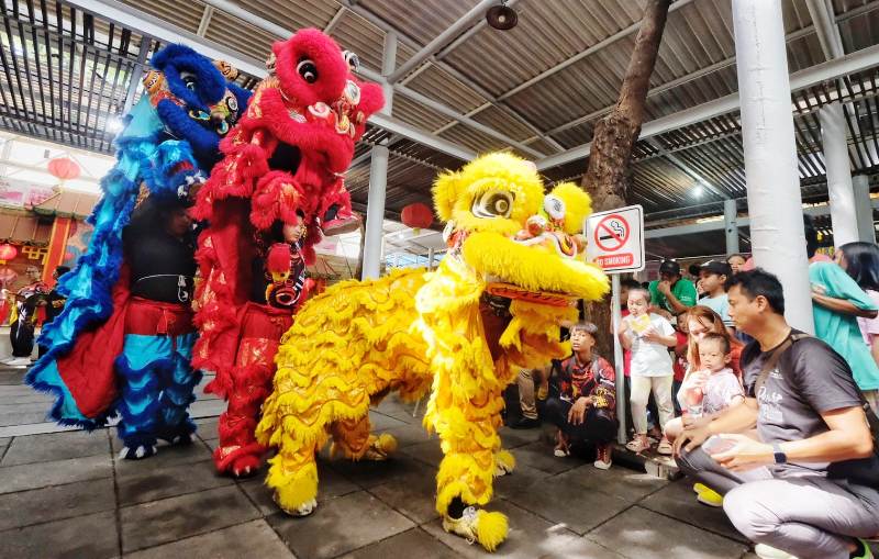 HIBURAN: Pertunjukan barongsai untuk menyambut Imlek 2024 di G-Walk dan Citraland Fresh Market menarik pengunjung tua maupun muda.