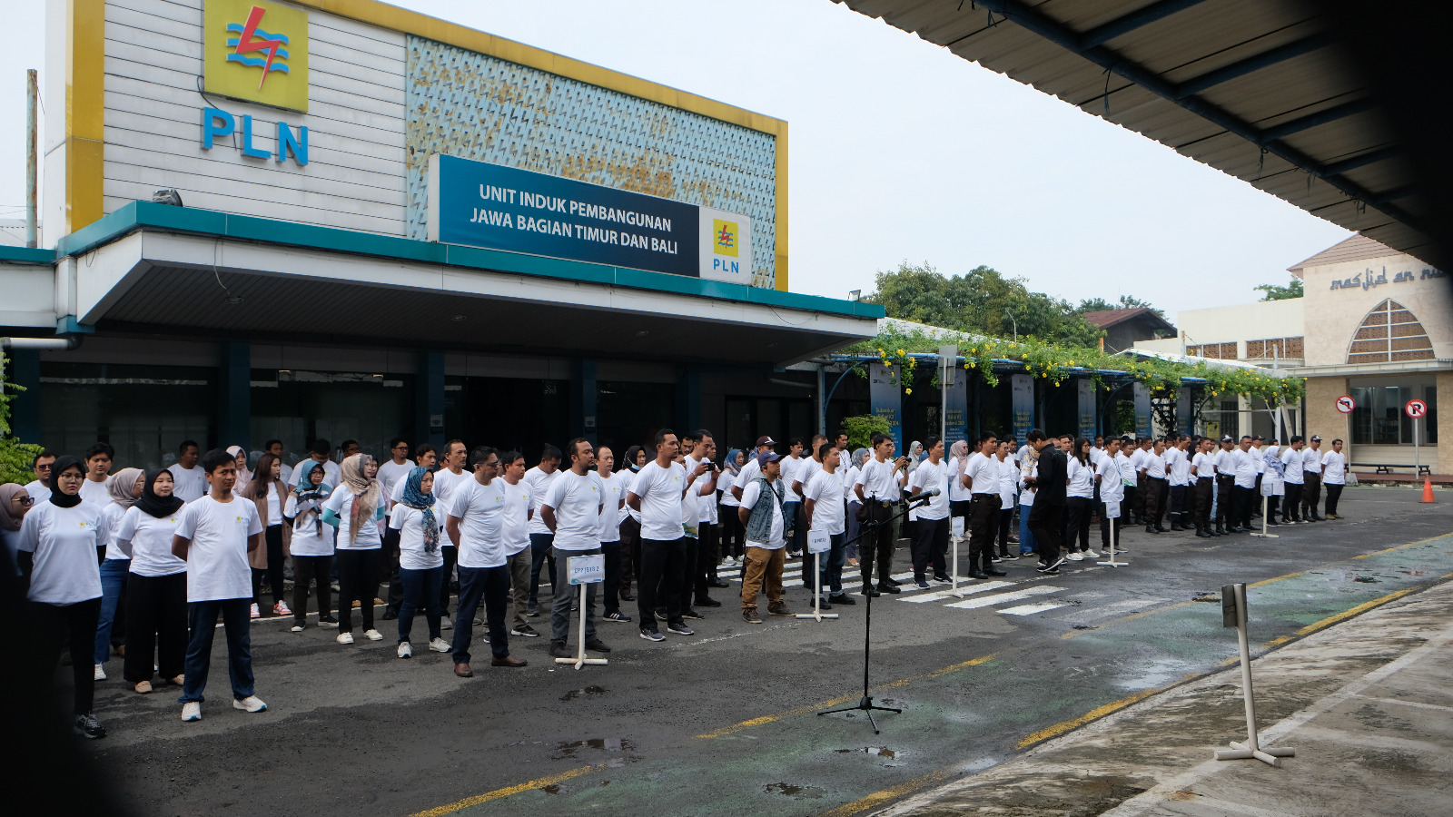 TERTIB: Peserta Apel Bulan K3 Nasional yang dipimpin langsung General Manager PLN UIP JBTB, Anang Yahmadi.