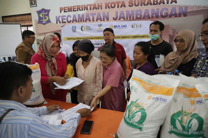 STOP DULU: Pemkot Surabaya menghentikan bantuan pangan berupa beras menyusul instruksi dari Bapanas. Hal ini berkaitan dengan Pemilu 2024. (IST/PEMKOT SURABAYA)