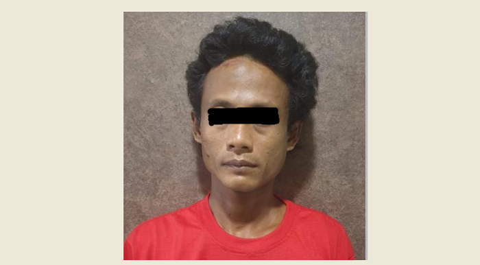 DITANGKAP: Tersangka S diamankan bersama barang bukti di Polsek Krembangan. (IST)