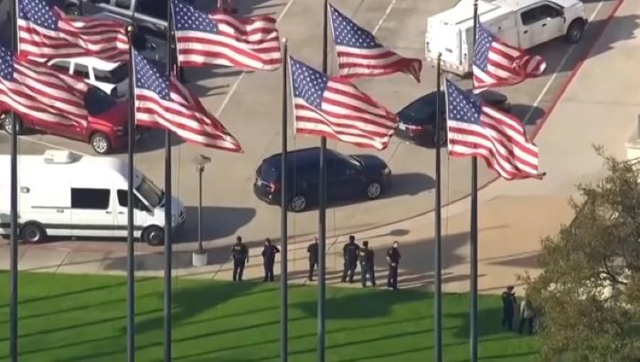 HEBOH: Dari tangkapan layar KTRK-TV, pihak berwenang merespons atas penembakan yang terjadi pada Minggu (11/2) di Gereja Lakewood, Houston, gereja besar milik artis Joel Osteen. (IST/AP)