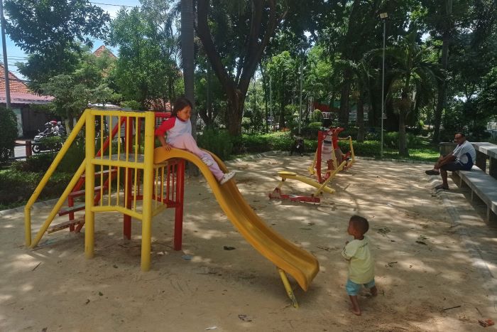 BERMAIN: Pemkot Surabaya terus menambah jumlah taman ramah anak di Kota Pahlawan. (SURYANTO/RADAR SURABAYA)