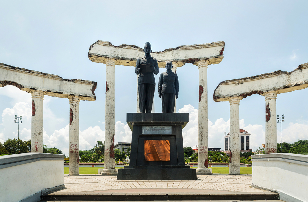 PATUNG PROKLAMATOR: Pintu masuk ke Museum 10 Nopember di kompleks Tugu Pahlawan Surabaya.