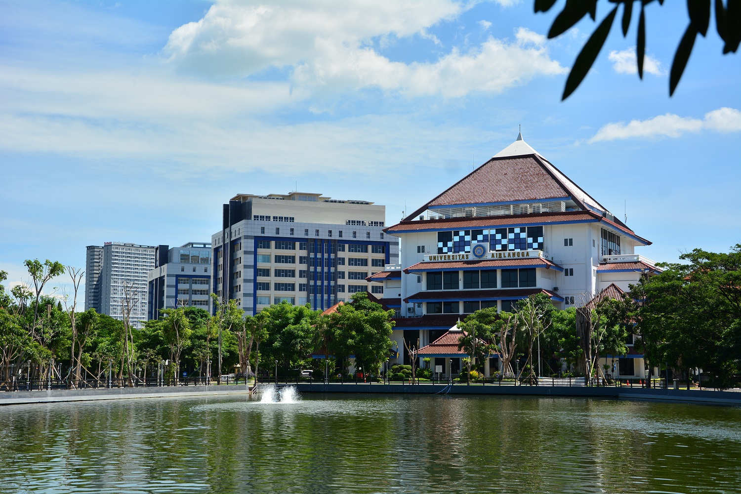 Kampus Unair yang megah di Jalan Mulyorejo Surabaya.