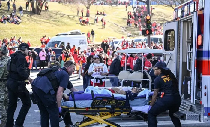 EVAKUASI: Korban terluka akibat penembakan pada parade kemenangan Kansas City Chiefs di Super Bowl VIII, Rabu (14/2) di Kansas City, AS. (IST/AFP)
