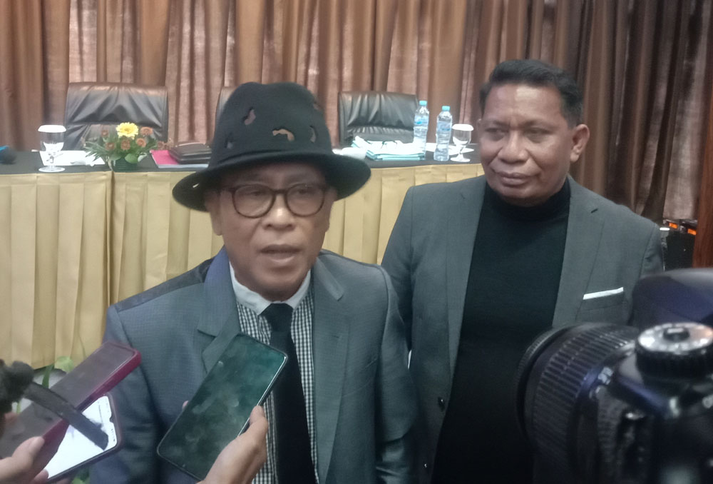 PAPARAN: Penasihat hukum Budi Said di Surabaya, Sudiman Sidabukke dan Ben Hadjon, memaparkan kasus yang menjerat kliennya.