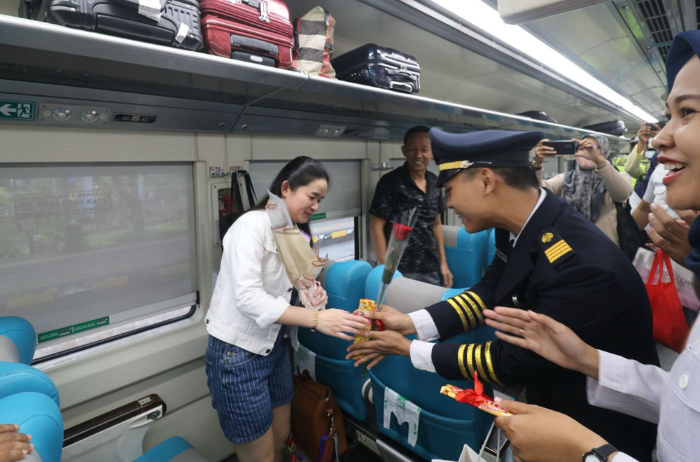SPESIAL: Di momen Hari Valentine, penumpang mendapatkan kado spesial berupa bunga mawar dan cokelat dari petugas KA di Stasiun Surabaya Gubeng dan di atas kereta, Rabu (14/2).