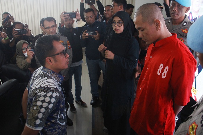GALI INFORMASI: Kasatreskrim Polrestabes Surabaya AKBP Hendro Sukmono menanyai tersangka RS di sela rilis di Mapolrestabes Surabaya, Jumat (16/2). (SURYANTO/RADAR SURABAYA)