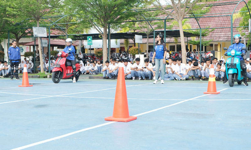 ANTRE: Siswa SMA 3 Mataram antusias mengikuti Yamaha Racing Indonesia (YRI) Goes To School yang diikuti seluruh siswa.