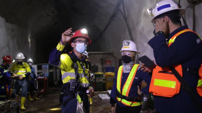 CATAT KINERJA POSITIF: Aktivitas pekerja di tambang milik PT Merdeka Copper Gold Tbk. (IST)