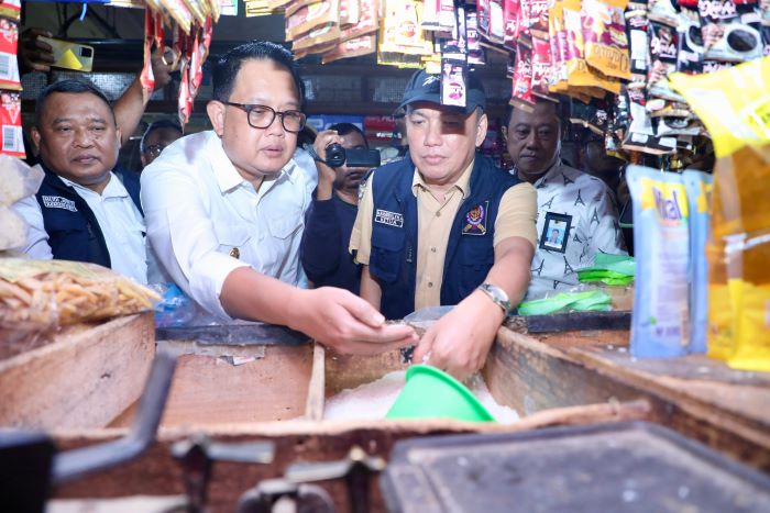 CEK: Pj Gubernur Jatim Adhy Karyono meninjau Pasar Tambahrejo, Surabaya dan Pasar Larangan, Sidoarjo untuk mengecek stok maupun harga bahan pangan. (MUS P/RADAR SURABAYA)