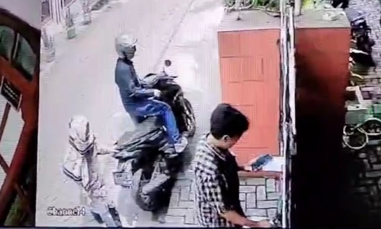 KOMPLOTAN : Dua pelaku terekam CCTV saat beraksi menggelapkan motor Honda Vario korban Siti Nur Aisyah di Jalan Siwalankerto Utara. (MAHRUS/RADAR SURABAYA)