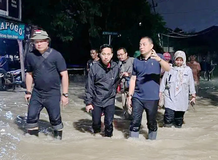 SIDAK BANJIR: Wali Kota Surabaya Eri Cahyadi bersama pejabat OPD terkait meninjau kawasan rawan banjir di daerah Surabaya Barat, Minggu (18/2).