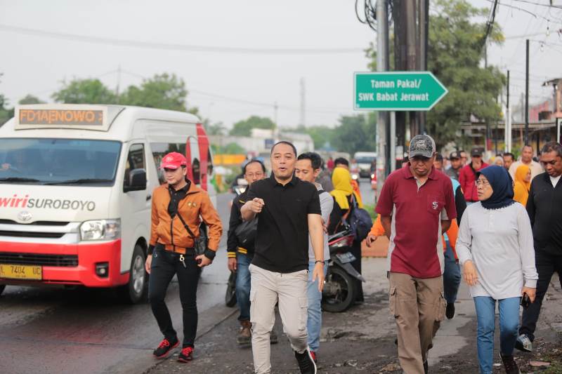 BANJIR TAHUNAN: Sejumlah kawasan di Pakal, Surabaya, tergenang banjir sejak akhir pekan lalu.