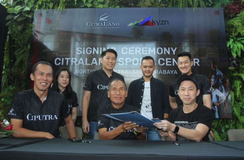 MOU: Dari kiri: Lauw Hendra, Sutoto Yakobus, Bryan George Djuhari dan Kevyn Hadianto (tengah belakang) usai teken MoU pengelolaan Citraland Sport Center di Nortwest CitraLand Surabaya.