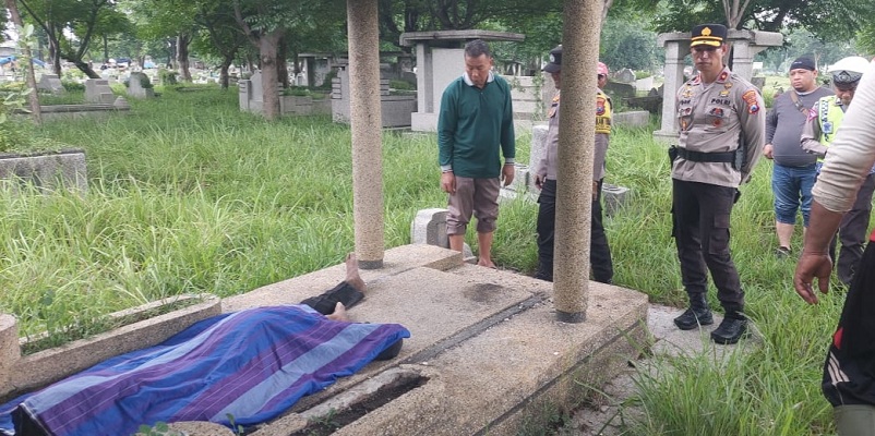 NAHAS: Kondisi mayat korban tergeletak di atas makam Simo Kwagean, Putat Jaya, Sawahan, Senin (19/2). (IST)