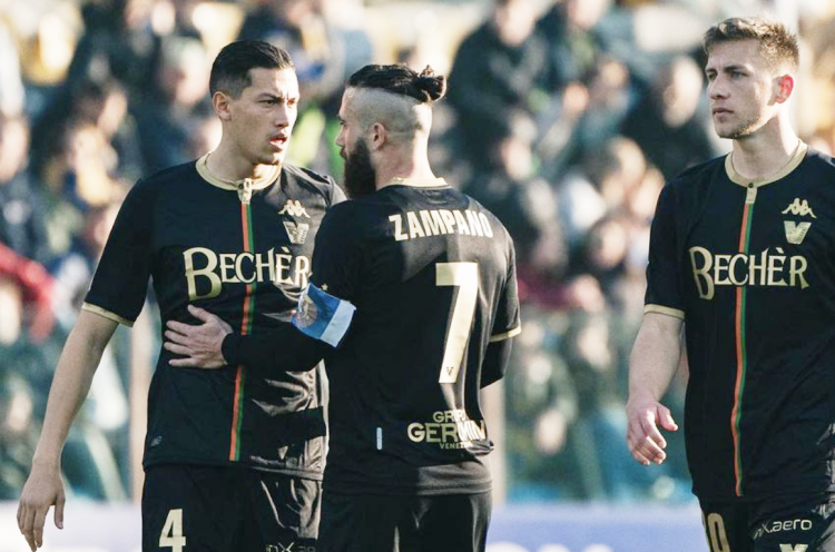 AMUNISI HAJAR VIETNAM:  Jay Idzes (kiri) dua kali bermain penuh 90 menit untuk Venezia.