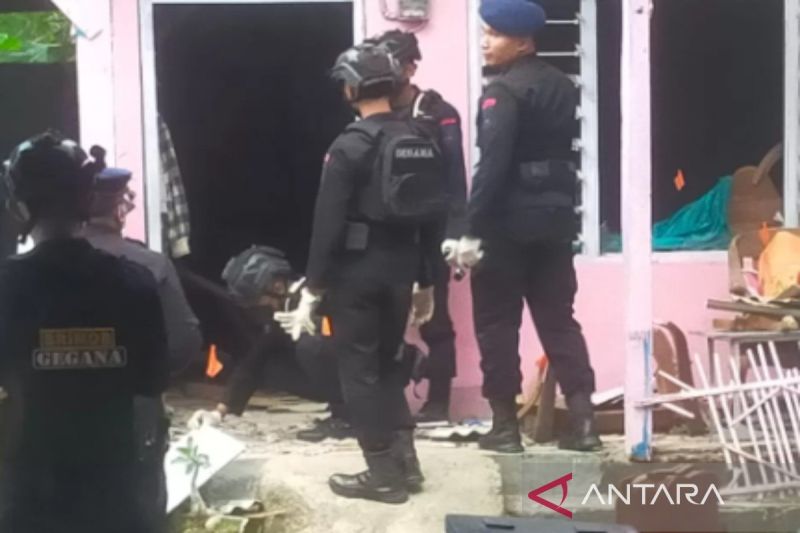 Tim JIhandak Brimob Polda Jatim menyelidikan kasus ledakan di rumah Ketua KPPS 06, Desa Nyalabu Daya, Pamekasan, Jawa Timur, Senin (19/2/2024).