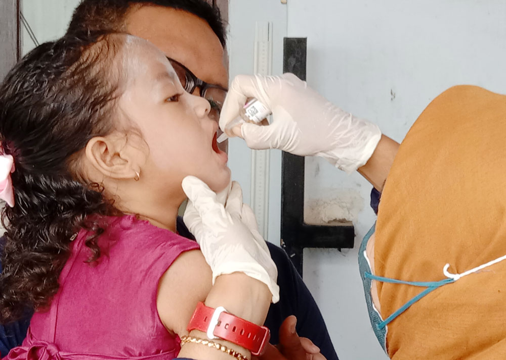 TAHAP KEDUA: Petugas kesehatan dari Puskesmas Siwalankerto memberikan imunisasi polio tahap kedua di Posyandu Siwalankerto Tengah.