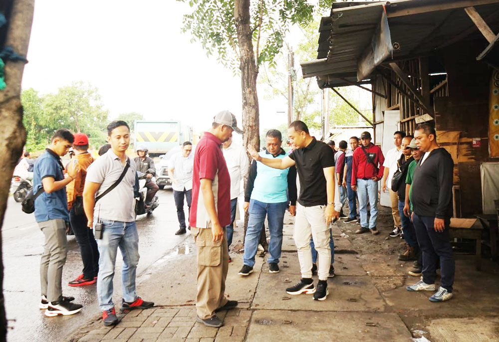BANJIR LAGI: Wali Kota Surabaya Eri Cahyadi meninjau kawasan rawan banjir di Surabaya Barat.