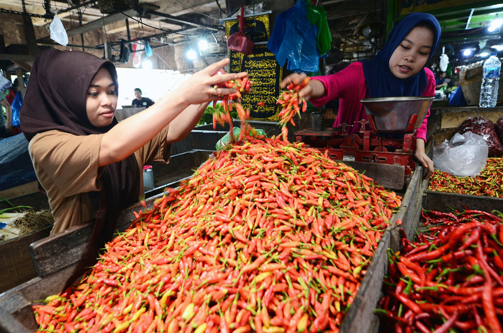 HARGA MELAMBUNG TINGGI: Aktivitas pedagang cabai di Pasar Keputran, Surabaya.