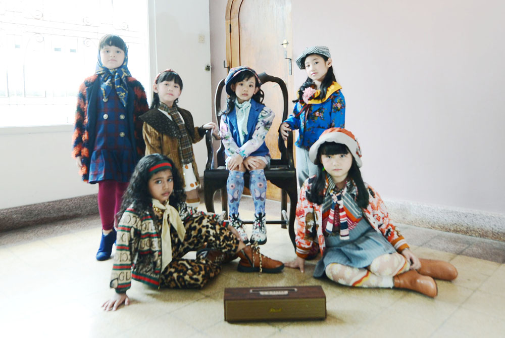 EUROPEAN STYLE: Sejumlah anak berpose dengan mengenakan busana dengan tema Retro Vintage dalam kegiatan sesi foto yang digelar di rumah Jalan Bengawan.