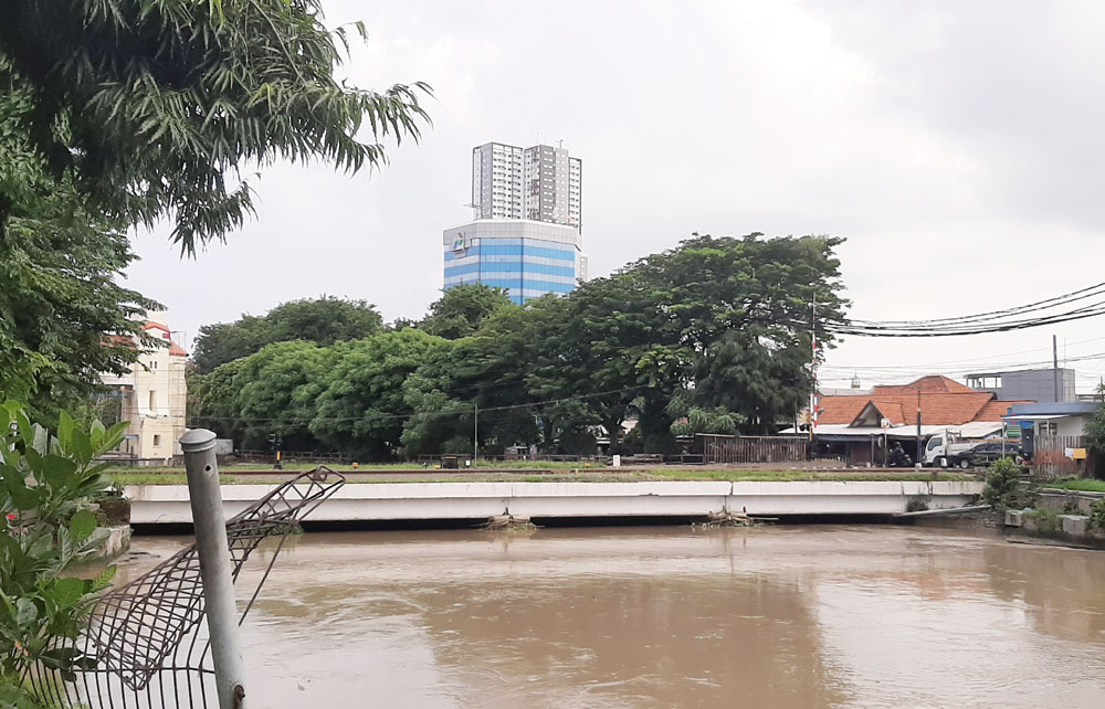 SAKSI BISU: Jembatan KA Wonokromo menjadi saksi tempat pembuangan mayat pejuang Indonesia yang gugur di gerbong maut 23 November 1947.
