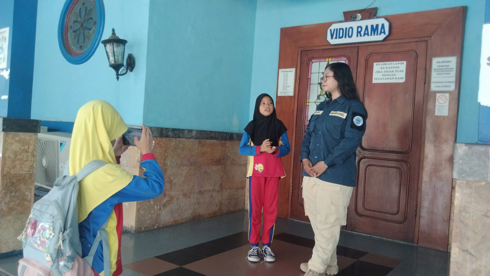 PIAWAI: Jurnalis cilik SD Muhammadiyah 20 Surabaya melakukan proses wawancara secara langsung di depan ruang video rama Monkasel.